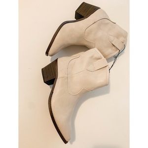 Universal thread white boots